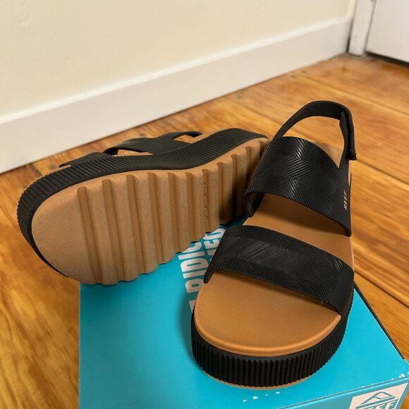 New with Box: Reef Water Vista Higher Sandals - Picture 5 of 8